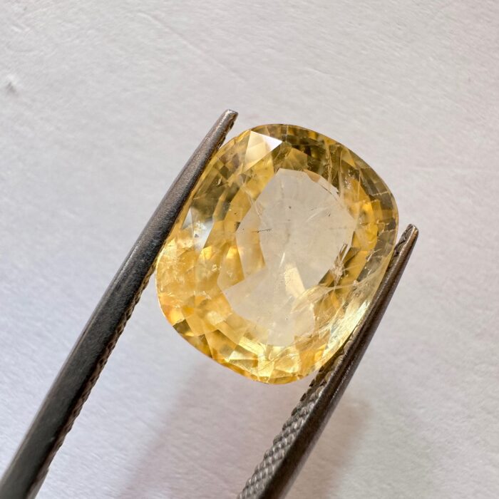 Yellow sapphire Cushion 7.06 CT