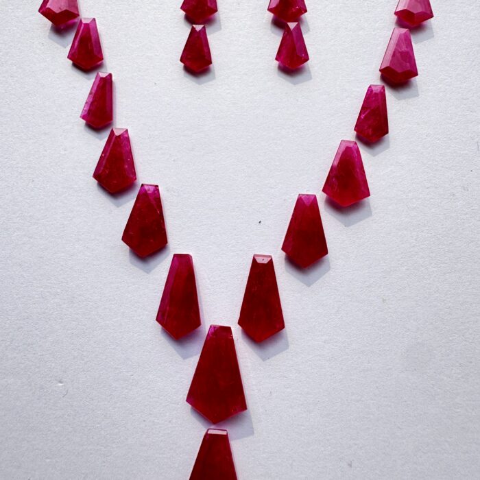 Mozambique Ruby Tie Shape 20 Piece Layout